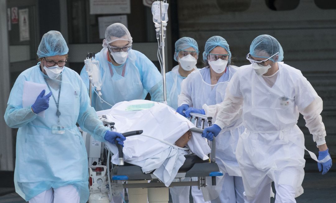 Sanitarios atendiendo a un paciente de COVID-19. Sanitarios atendiendo a un paciente de COVID-19.
