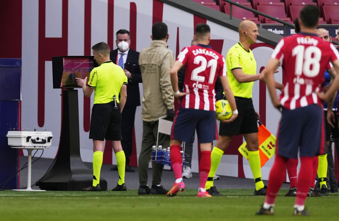Hernández Hernández consulta el VAR durante el derbi madrileño. Hernández Hernández consulta el VAR durante el derbi madrileño.