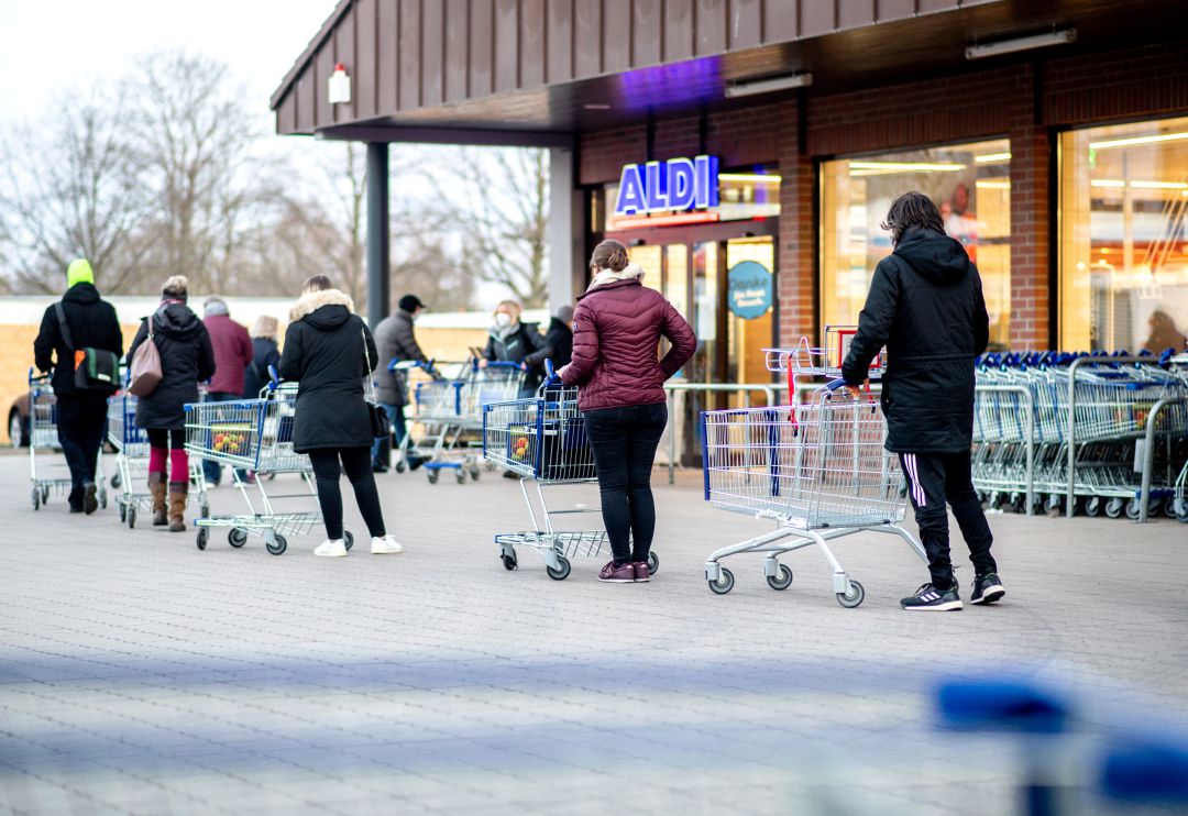 Un grupo de personas hace cola a las puertas de ALDI en Hannover el primer día que se ponían a la venta test rápidos de coronavirus. Un grupo de personas hace cola a las puertas de ALDI en Hannover el primer día que se ponían a la venta test rápidos de coronavirus.