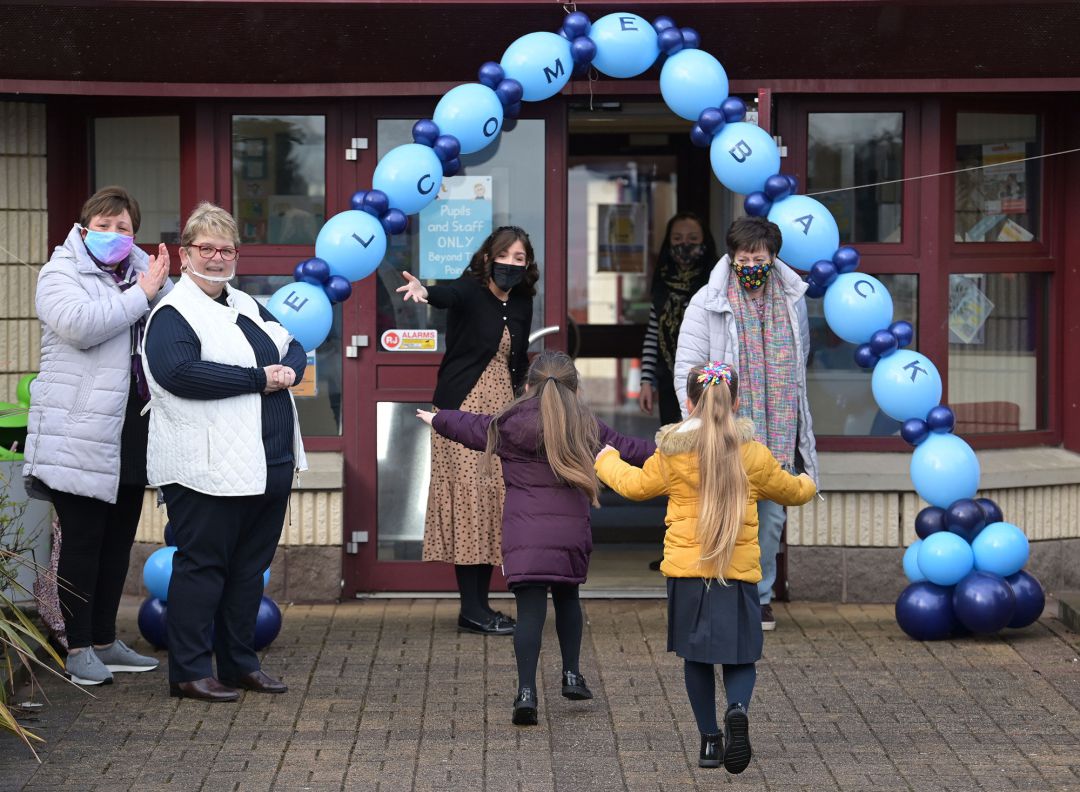Varias profesoras dan la bienvenida a los alumnos de un colegio en Newtownabbey, Irlanda del Norte Varias profesoras dan la bienvenida a los alumnos de un colegio en Newtownabbey, Irlanda del Norte