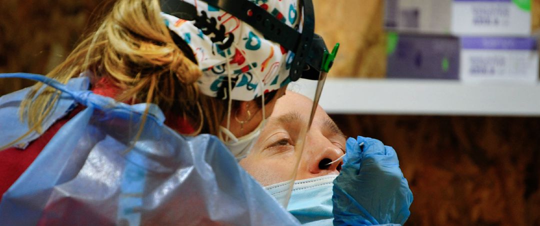 Un hombre participa en un dispositivo de cribado masivo para detectar positivos por coronavirus Un hombre participa en un dispositivo de cribado masivo para detectar positivos por coronavirus