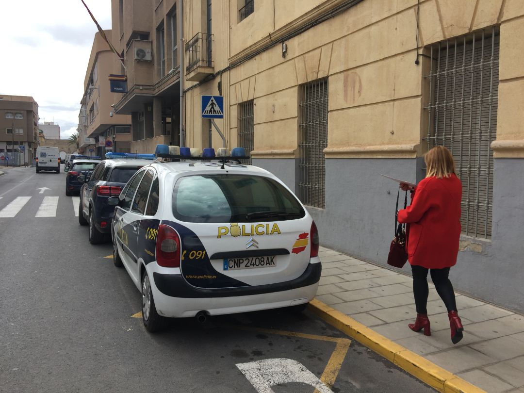 La alcaldesa de Petrer, Irene Navarro, ante la Comisaría de Elda-Petrer La alcaldesa de Petrer, Irene Navarro, ante la Comisaría de Elda-Petrer