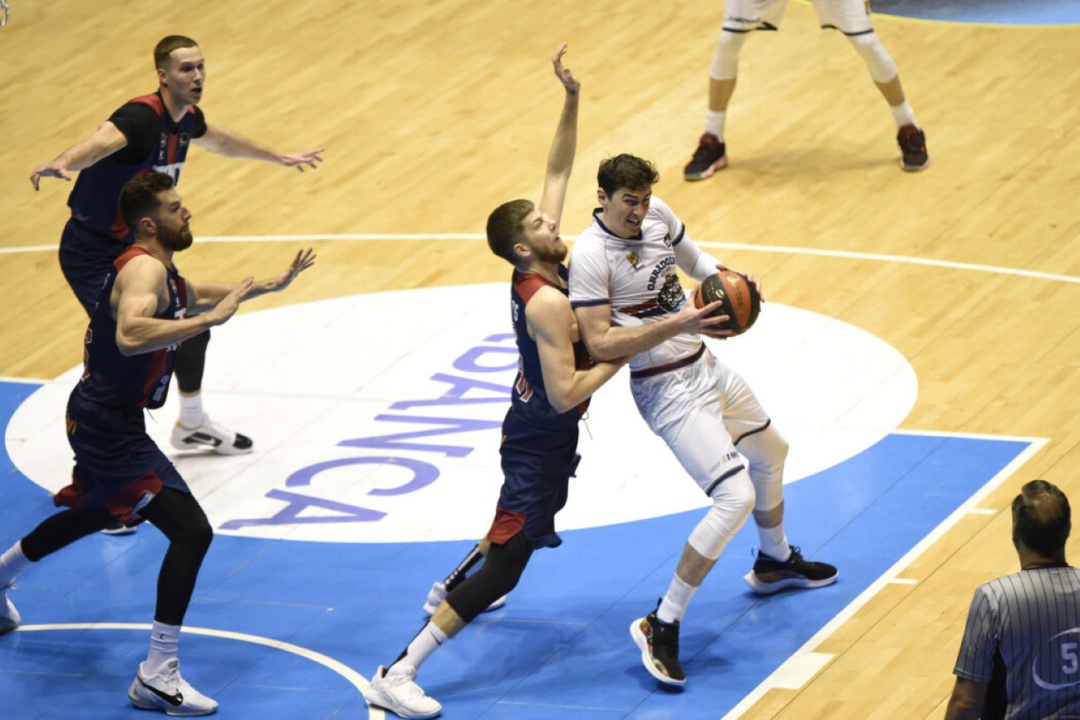 El árbitro Daniel Hierrezuelo observa como empujan y agarran a Jake Cohen el partido entre Obradoiro y Baskonia El árbitro Daniel Hierrezuelo observa como empujan y agarran a Jake Cohen el partido entre Obradoiro y Baskonia