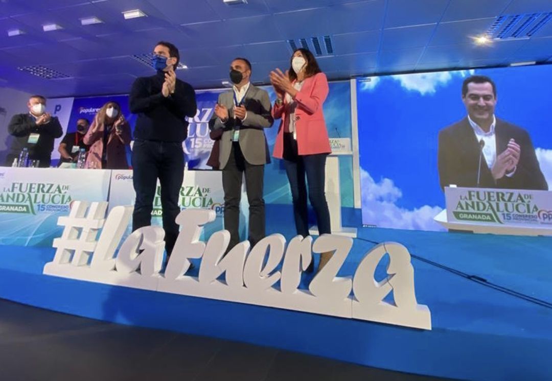 El nuevo presidente del PP de Granada, Francisco Rodríguez (de pie en el centro), arropado en el congreso provincial por el secretario general nacional, Teodoro García Egea; la secretaria regional Loles López; y, telemáticamente, por el presidente regional, Juanma Moreno El nuevo presidente del PP de Granada, Francisco Rodríguez (de pie en el centro), arropado en el congreso provincial por el secretario general nacional, Teodoro García Egea; la secretaria regional Loles López; y, telemáticamente, por el presidente regional, Juanma Moreno