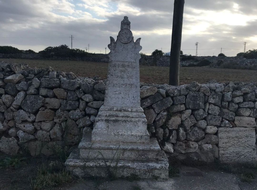 Aquest és el monument que es va retirar del cementiri d'Es Castell. Aquest és el monument que es va retirar del cementiri d'Es Castell.