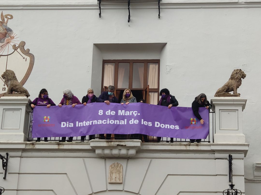 Moment exacte de la penjada de la pancarta a l'antic Ajuntament Moment exacte de la penjada de la pancarta a l'antic Ajuntament
