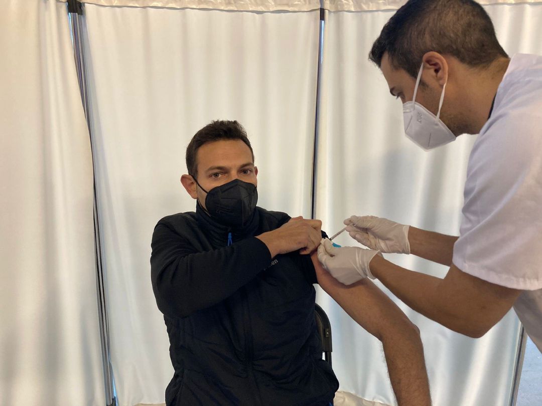 Imagen de un docente vacunandose en Murcia Imagen de un docente vacunandose en Murcia