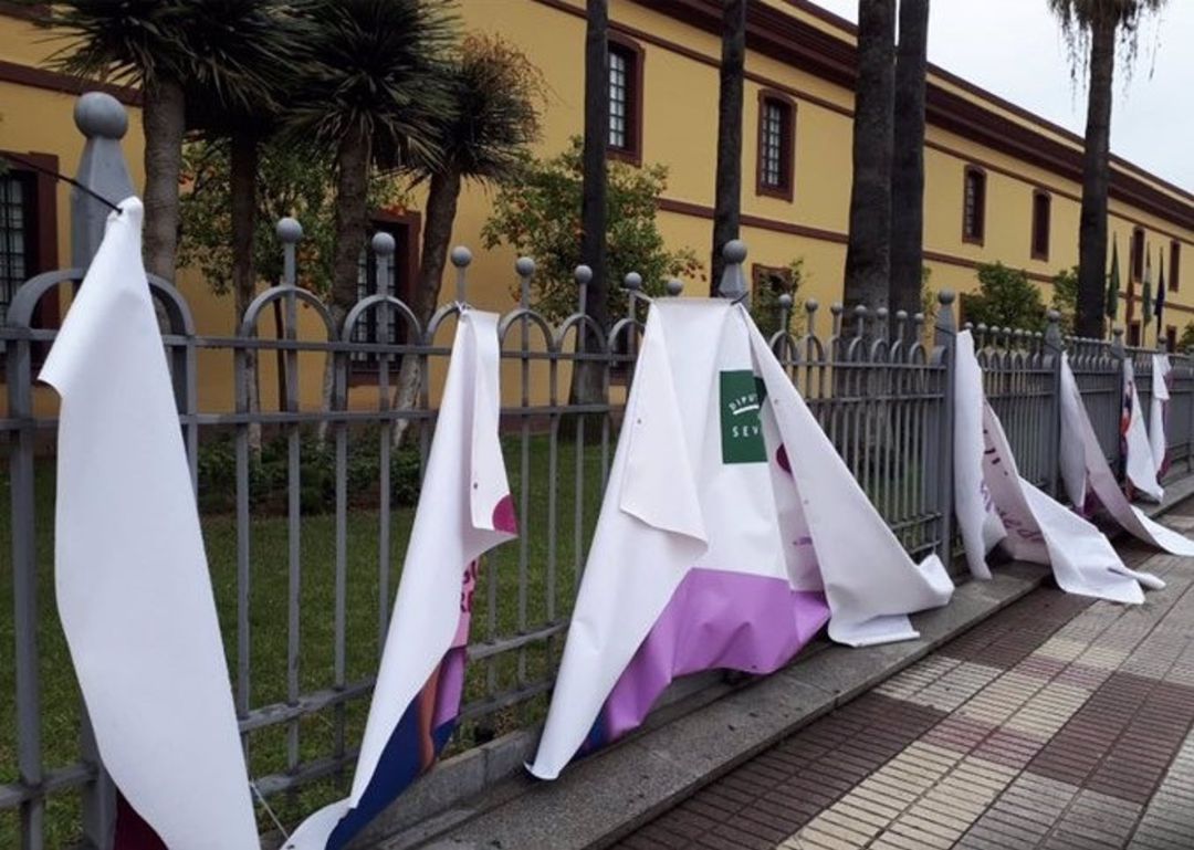 Vandalismo en el cartel del 8M del vallado de la Diputación sevillana Vandalismo en el cartel del 8M del vallado de la Diputación sevillana