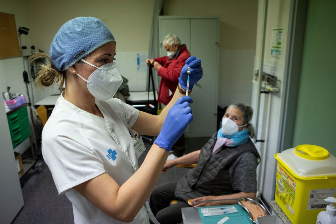 Una enfermera se dispone a inyectar la primera dosis de la vacuna de Pfizer a una persona perteneciente al grupo de vacunación de mayores de 80 años Una enfermera se dispone a inyectar la primera dosis de la vacuna de Pfizer a una persona perteneciente al grupo de vacunación de mayores de 80 años