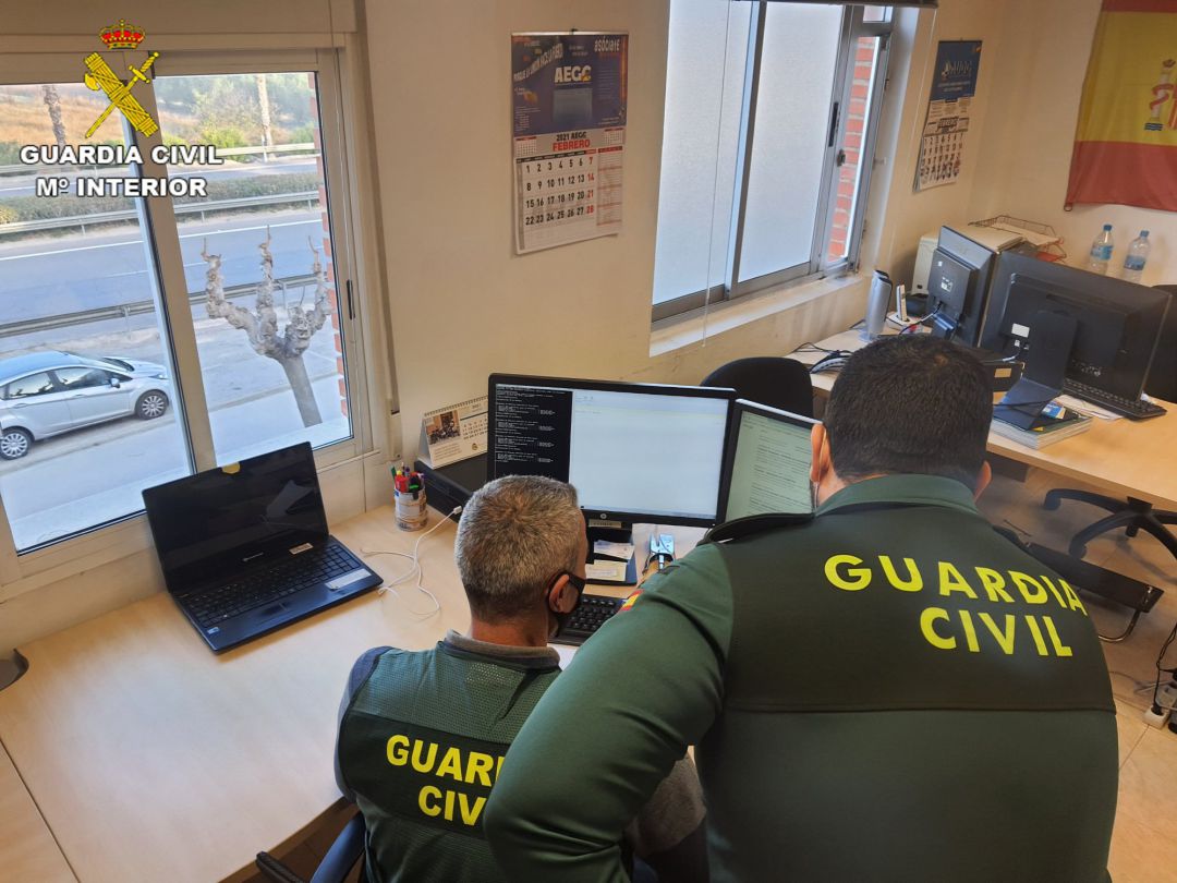 Agentes de la Guardia Civil en investigación Agentes de la Guardia Civil en investigación