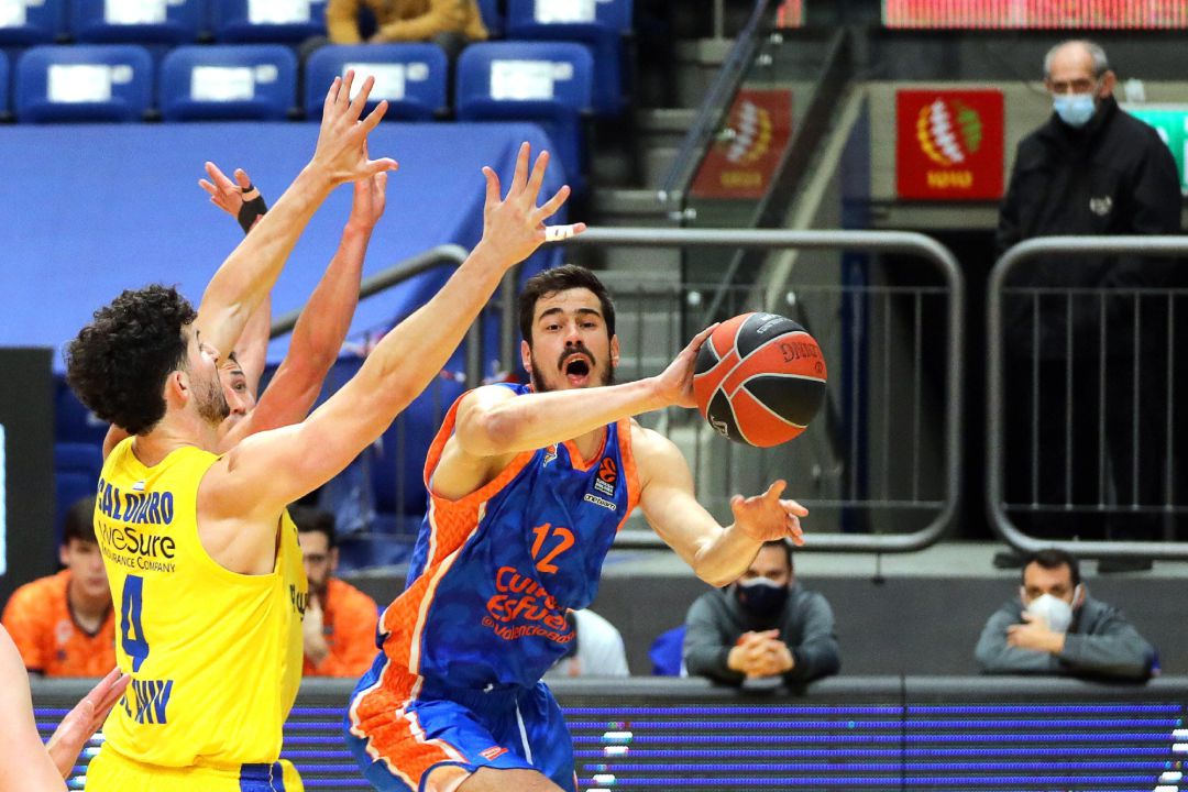 Tel Aviv (Israel), 04032021.- Nikola Kalinic (R) of Valencia in action against Angelo Caloiaro (L) of Tel Aviv during the Euroleague basketball game between Maccabi Tel Aviv and Valencia Basket at Menora Mivtachim arena in Tel Aviv, Israel, 04 March 2021. (Baloncesto, Euroliga) EFEEPAABIR SULTAN Tel Aviv (Israel), 04032021.- Nikola Kalinic (R) of Valencia in action against Angelo Caloiaro (L) of Tel Aviv during the Euroleague basketball game between Maccabi Tel Aviv and Valencia Basket at Menora Mivtachim arena in Tel Aviv, Israel, 04 March 2021. (Baloncesto, Euroliga) EFEEPAABIR SULTAN