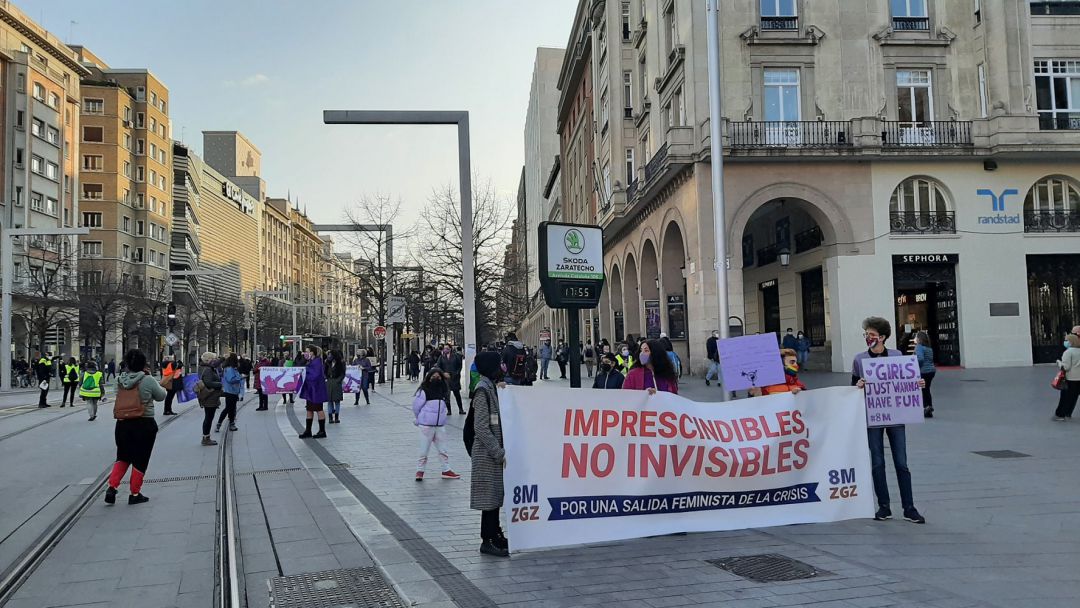 En Plaza de España, una de las columnas de la manifestación convocada por la Asamblea 8M Zaragoza En Plaza de España, una de las columnas de la manifestación convocada por la Asamblea 8M Zaragoza