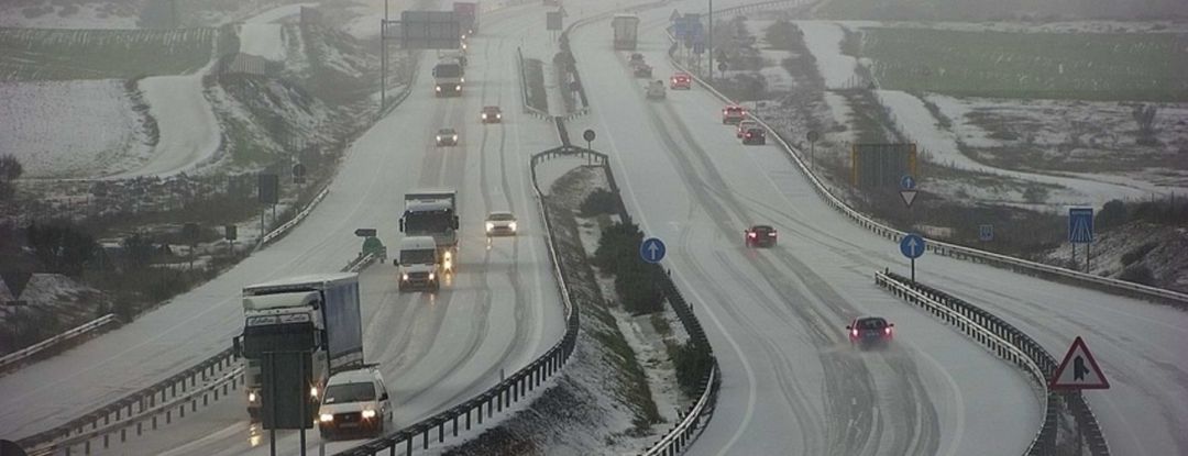 Imagen del estado de la Autovía A-4, tras la granizada Imagen del estado de la Autovía A-4, tras la granizada