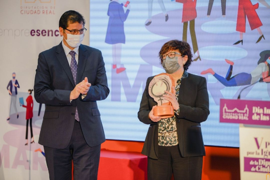 La enfermera Eloísa Fernández ha recibido el V Premio por la Igualdad de manos del presidente de la Diputación La enfermera Eloísa Fernández ha recibido el V Premio por la Igualdad de manos del presidente de la Diputación