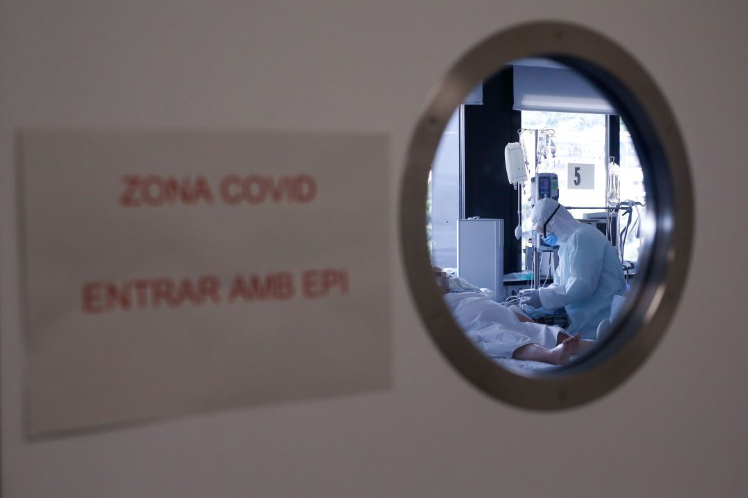Personal sanitario atendiendo a pacientes de COVID-19. Personal sanitario atendiendo a pacientes de COVID-19.