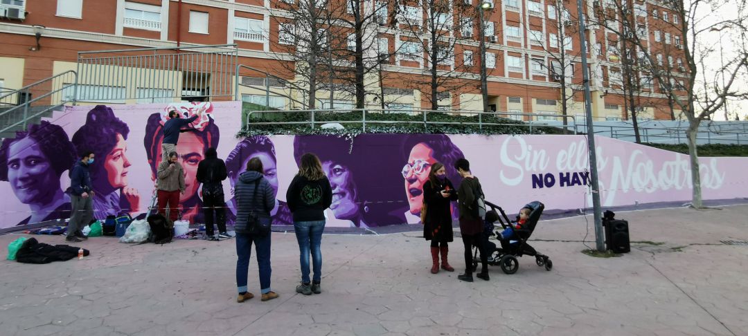El ayuntamiento de Getafe organizó este fin de semana un evento abierto para que los vecinos colaboraran en la elaboración de un mural con figuras clave en la lucha de la mujer por romper barreras. El ayuntamiento de Getafe organizó este fin de semana un evento abierto para que los vecinos colaboraran en la elaboración de un mural con figuras clave en la lucha de la mujer por romper barreras.