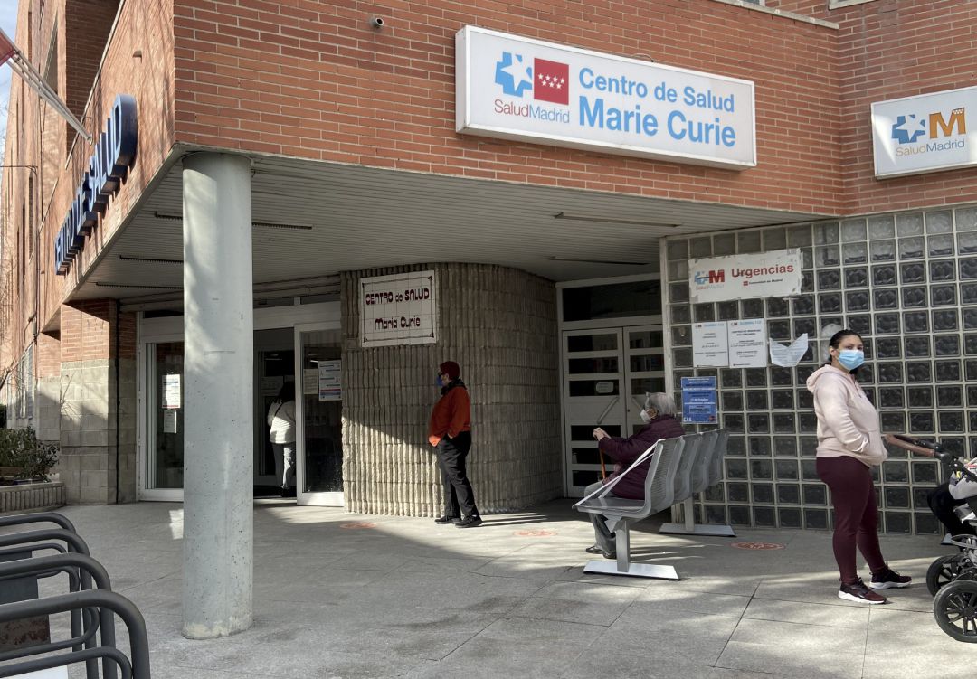 Varias personas esperan en las inmediaciones del Centro de Salud Marie Curie perteneciente a la ZBS de Marie Curie, en Leganés. Varias personas esperan en las inmediaciones del Centro de Salud Marie Curie perteneciente a la ZBS de Marie Curie, en Leganés.