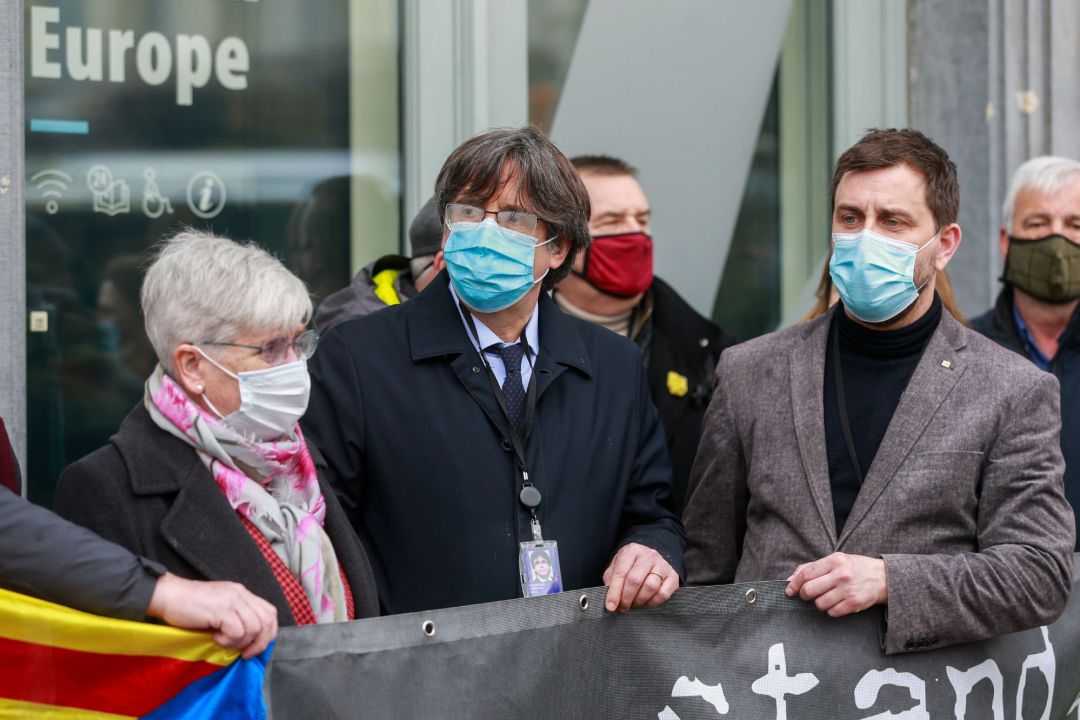Carles Puigdemont (C), la eurodiputada y exministra de Educación catalana Clara Ponsati y el exministro de Salud de Cataluña, Toni Comín, frente Parlamento Europeo en Bruselas tras la votación que les retira la inmunidad Carles Puigdemont (C), la eurodiputada y exministra de Educación catalana Clara Ponsati y el exministro de Salud de Cataluña, Toni Comín, frente Parlamento Europeo en Bruselas tras la votación que les retira la inmunidad