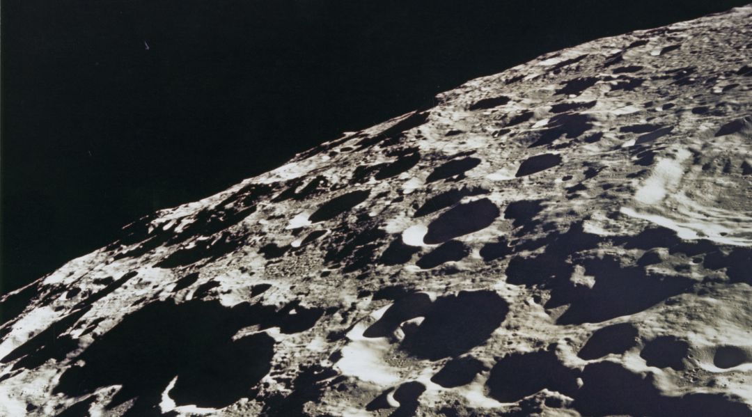 Cráteres en la Luna fotografiados durante la misión espacial de la NASA Apolo 11 Cráteres en la Luna fotografiados durante la misión espacial de la NASA Apolo 11