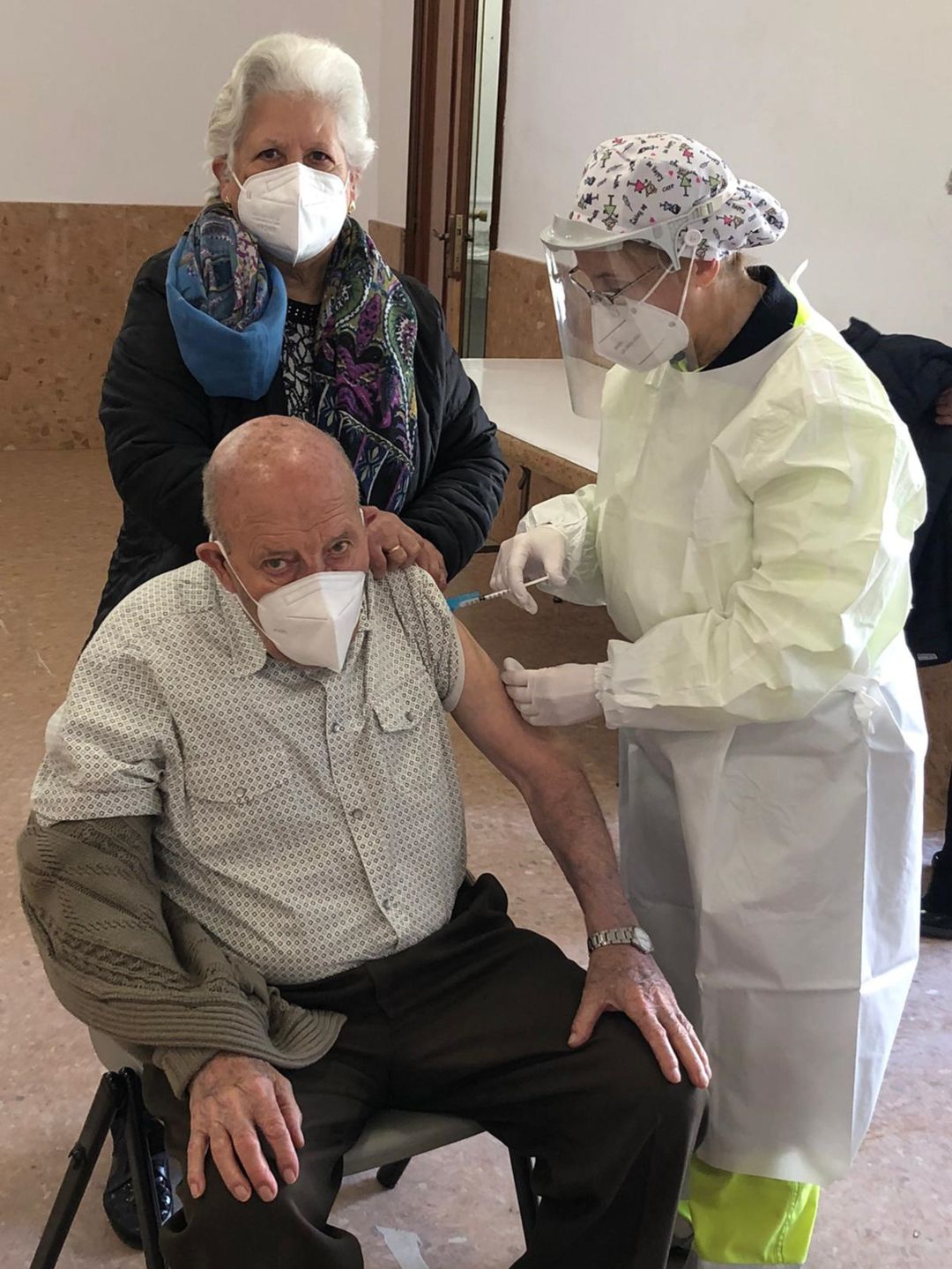 Los mayores de 80 años reciben la vacuna contra la COVID Los mayores de 80 años reciben la vacuna contra la COVID