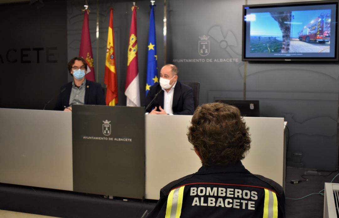 Ismael Pérez y Emilio Sáez en la presentación de la Memoria de actuaciones de 2020 del Servicio Contra Incendios y Salvamento en el Ayuntamiento de Albacete. Ismael Pérez y Emilio Sáez en la presentación de la Memoria de actuaciones de 2020 del Servicio Contra Incendios y Salvamento en el Ayuntamiento de Albacete.