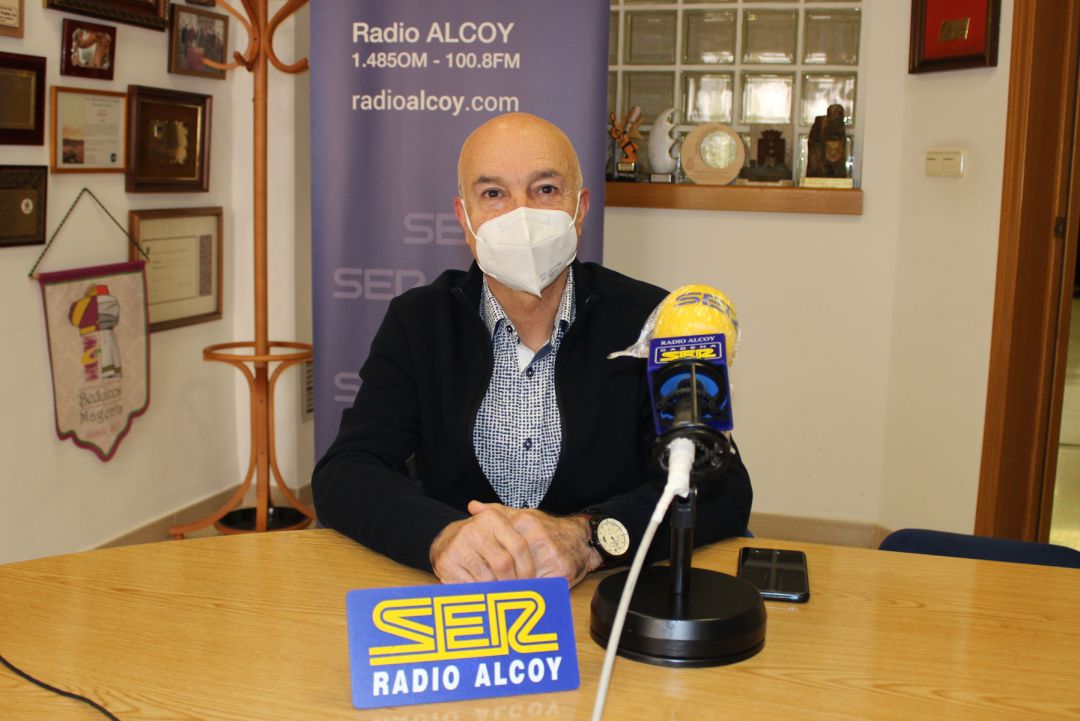 José Luis García, en el estudio de Radio Alcoy un año después del inicio del brote de DomusVi Alcoy José Luis García, en el estudio de Radio Alcoy un año después del inicio del brote de DomusVi Alcoy