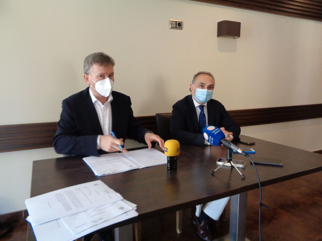 Javier Lacalle (izqda), acompañado del portavoz popular en el Ayuntamiento de Aranda, Emilio Berzosa Javier Lacalle (izqda), acompañado del portavoz popular en el Ayuntamiento de Aranda, Emilio Berzosa