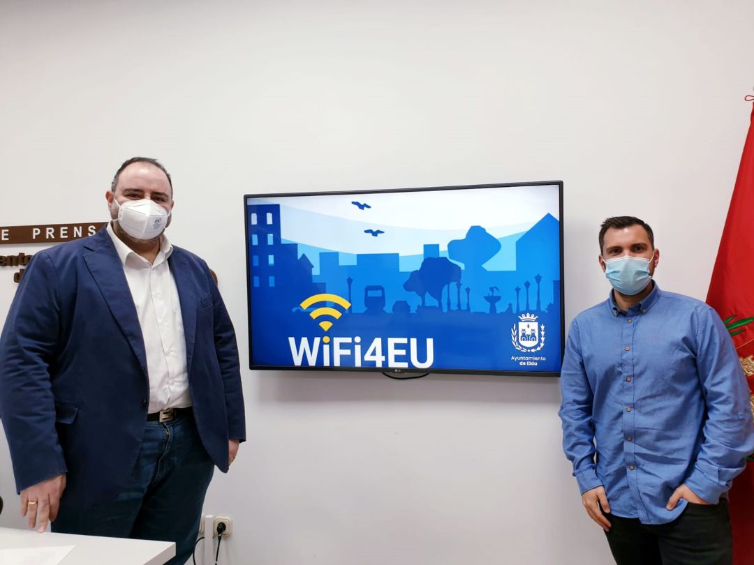 Sellés y Rivera en la presentación del wifi gratuito en plazas y parques de Elda Sellés y Rivera en la presentación del wifi gratuito en plazas y parques de Elda