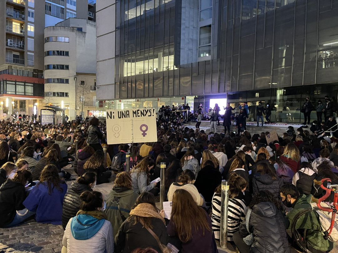 La manifestació del 8M a davant de la Delegació de la Generalitat La manifestació del 8M a davant de la Delegació de la Generalitat