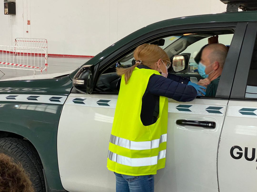 Una enfermera vacuna contra la covid a un agente de la Guardia Civil en las instalaciones de la Feria de Muestras de Armilla (Granada) Una enfermera vacuna contra la covid a un agente de la Guardia Civil en las instalaciones de la Feria de Muestras de Armilla (Granada)