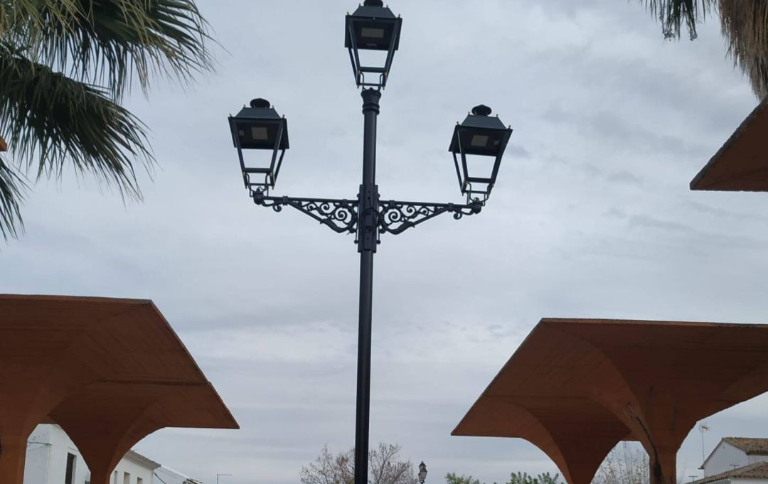 Farola ya renovada con luces led en Baños de la Encina. Farola ya renovada con luces led en Baños de la Encina.