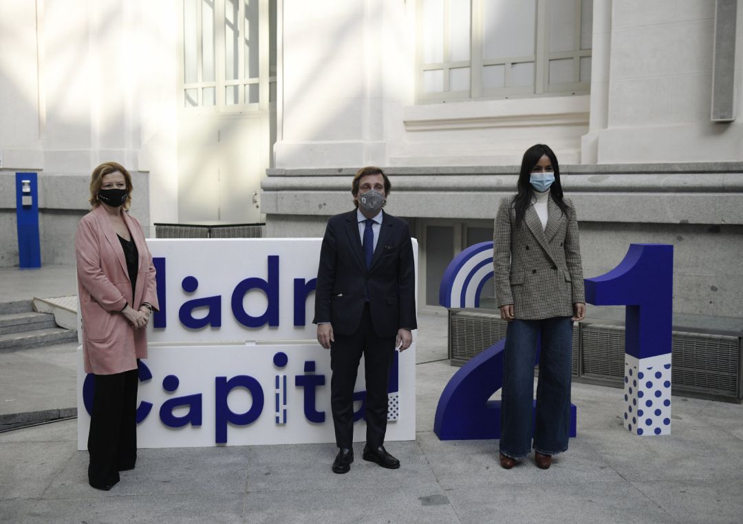 El alcalde de Madrid, José Luis Martínez-Almeida (centro), acompañado de la vicealcaldesa, Begoña Villacís (d), y de la delegada de Obras y Equipamientos, Paloma García Romero (i), durante la presentación de 'Madrid Capital 21', el Plan de Equipamientos del Ayuntamiento para el periodo 2019-2027. El alcalde de Madrid, José Luis Martínez-Almeida (centro), acompañado de la vicealcaldesa, Begoña Villacís (d), y de la delegada de Obras y Equipamientos, Paloma García Romero (i), durante la presentación de 'Madrid Capital 21', el Plan de Equipamientos del Ayuntamiento para el periodo 2019-2027.