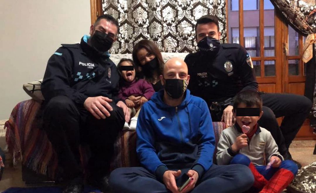 Los agentes implicados durante la visita a la niña y al resto de la familia Los agentes implicados durante la visita a la niña y al resto de la familia