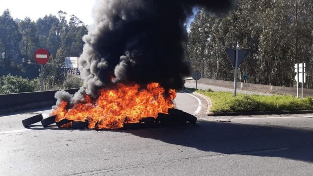 Trabajadores y auxiliares de la fábrica de Ence Pontevedra llevaron a cabo esta mañana una manifestación junto a la factoría Trabajadores y auxiliares de la fábrica de Ence Pontevedra llevaron a cabo esta mañana una manifestación junto a la factoría