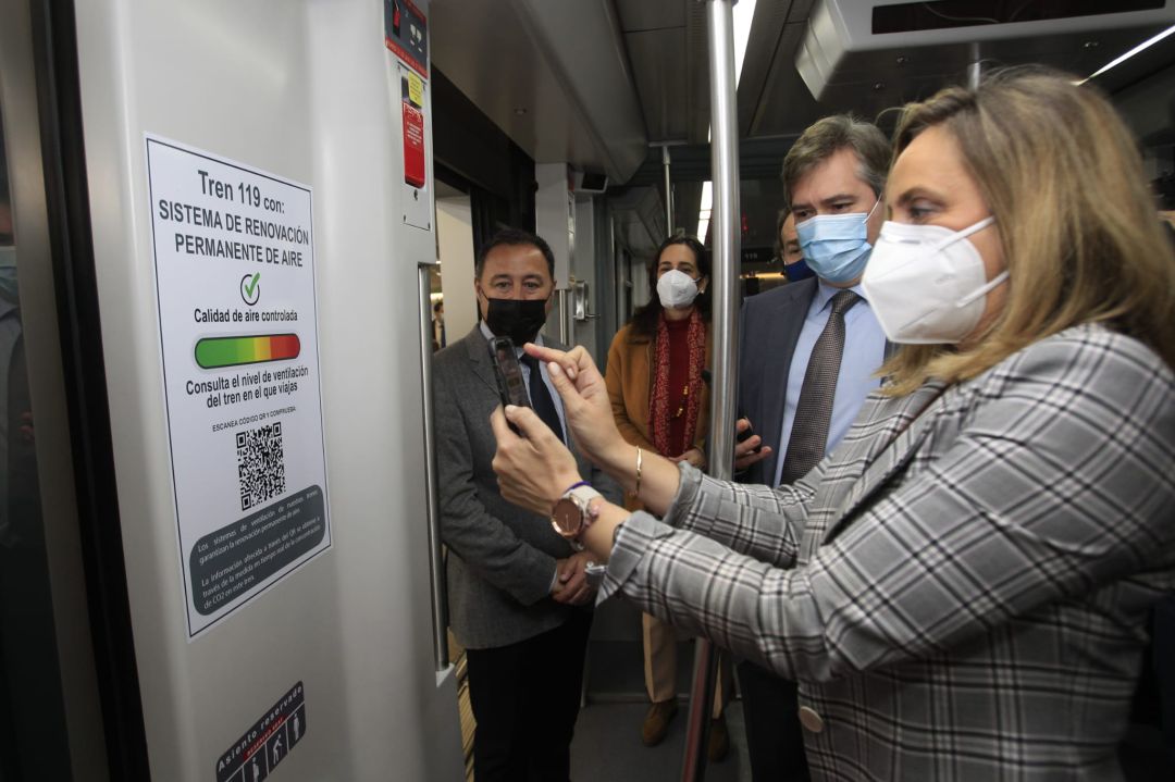 La consejera de Fomento prueba el sistema código QR para conocer la calidad del aire en el vagón de Metro La consejera de Fomento prueba el sistema código QR para conocer la calidad del aire en el vagón de Metro