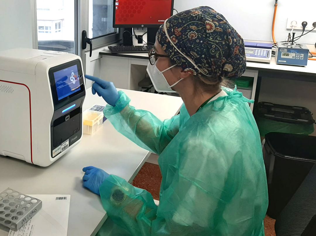Una máquina de PCR. Una máquina de PCR.