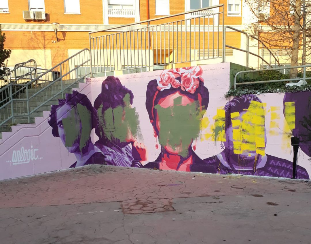 Las caras de las protagonistas del mural aparecieron tapadas con pintura verde y amarilla. Las caras de las protagonistas del mural aparecieron tapadas con pintura verde y amarilla.