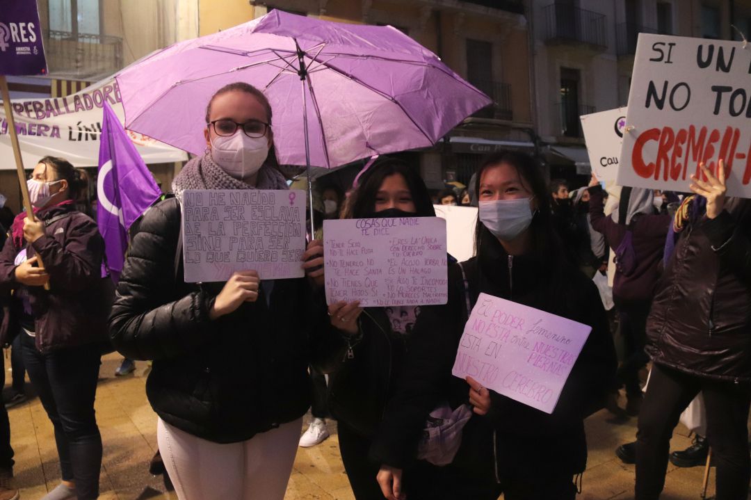 Imatge de dues noies amb pancartes reivindicatives a la manifestació del 8-M a Tarragona. Imatge de dues noies amb pancartes reivindicatives a la manifestació del 8-M a Tarragona.