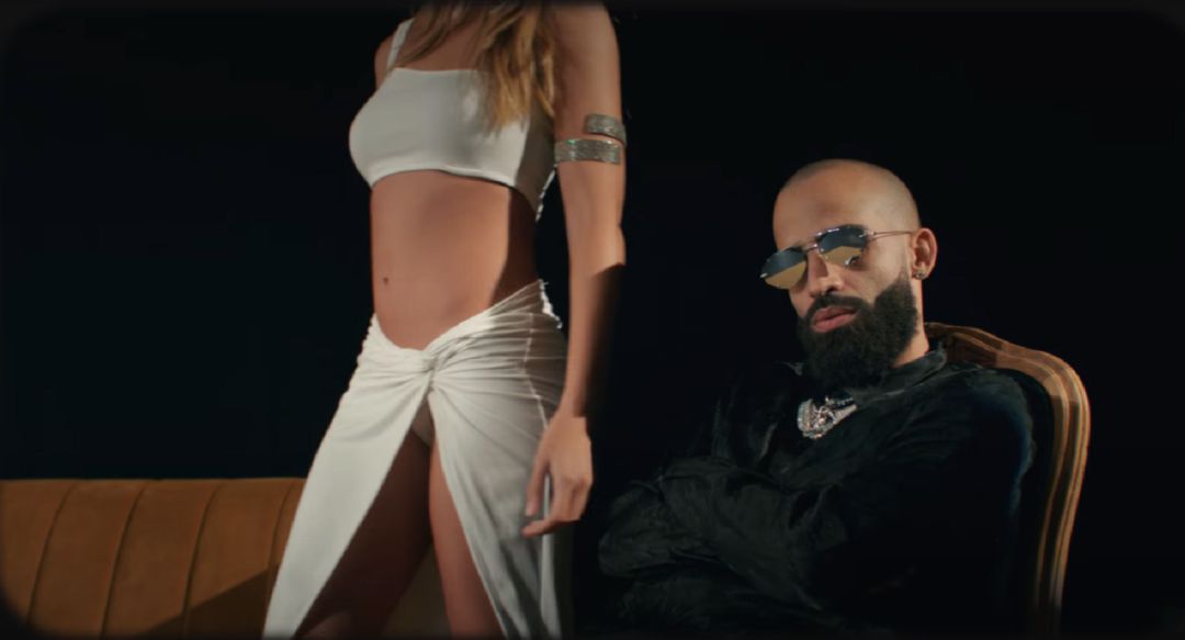 Arcángel en uno de sus videoclips. Arcángel en uno de sus videoclips.