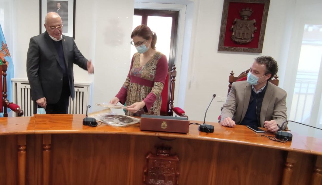 Enrique García (derecha) observa a la alcaldesa y al empresario egipcio que visitó Aranda el pasado viernes Enrique García (derecha) observa a la alcaldesa y al empresario egipcio que visitó Aranda el pasado viernes