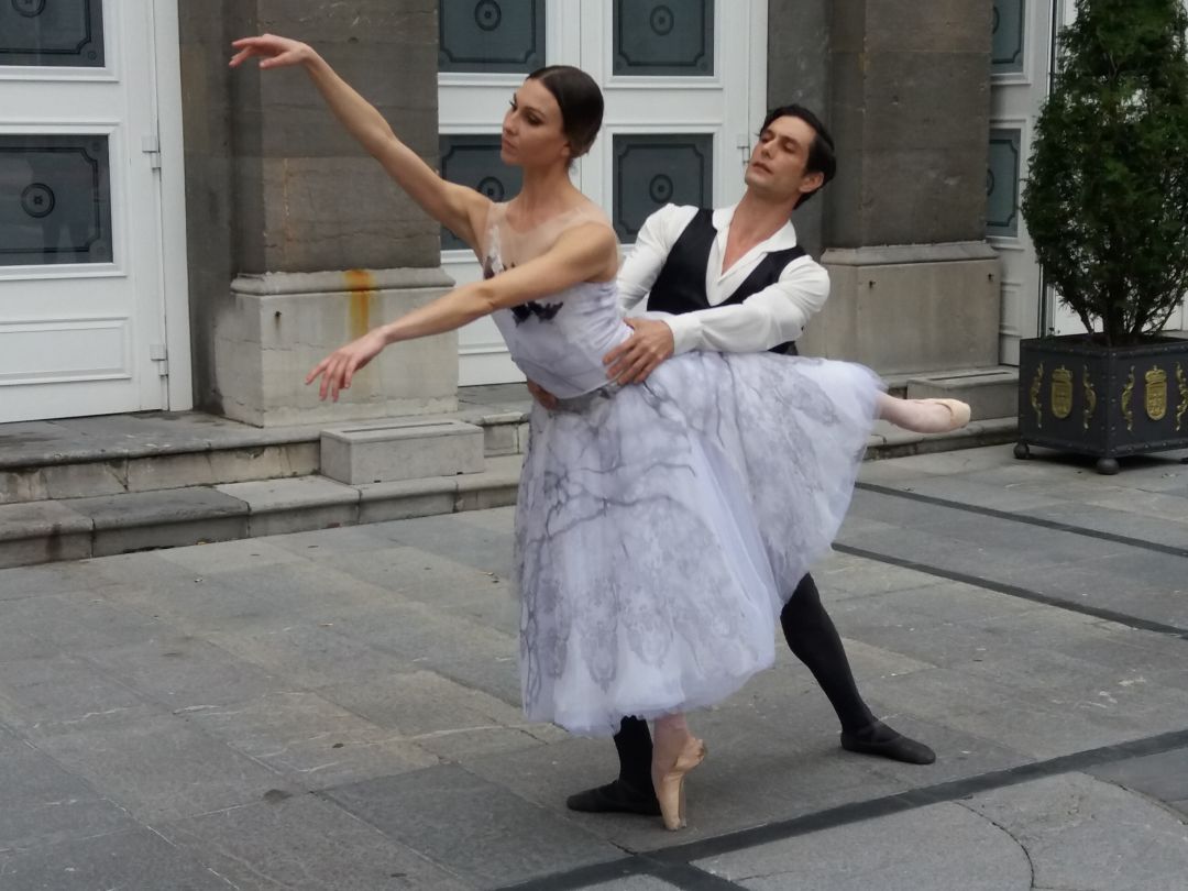 La pareja principal de la representación posa a las puertas del Teatro Campoamor La pareja principal de la representación posa a las puertas del Teatro Campoamor
