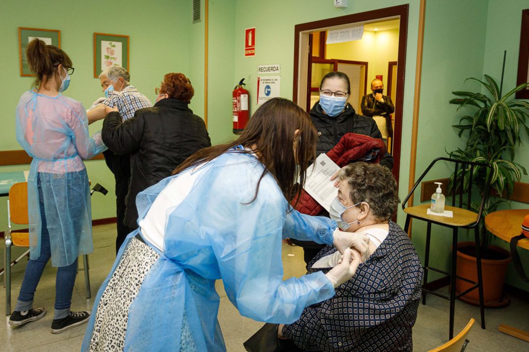 Vacunación de mayores en una residencia Vacunación de mayores en una residencia