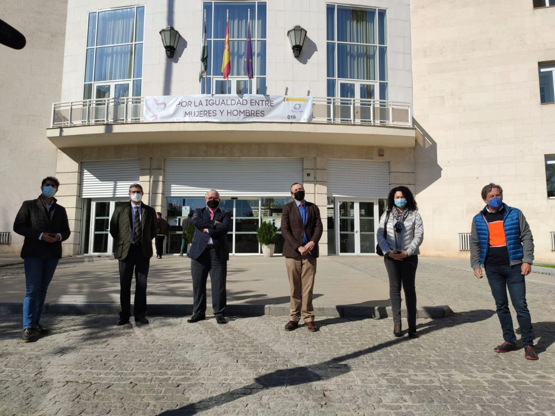 Miembros del PP de Jaén capital a las puertas de la Subdelegación del Gobierno Miembros del PP de Jaén capital a las puertas de la Subdelegación del Gobierno