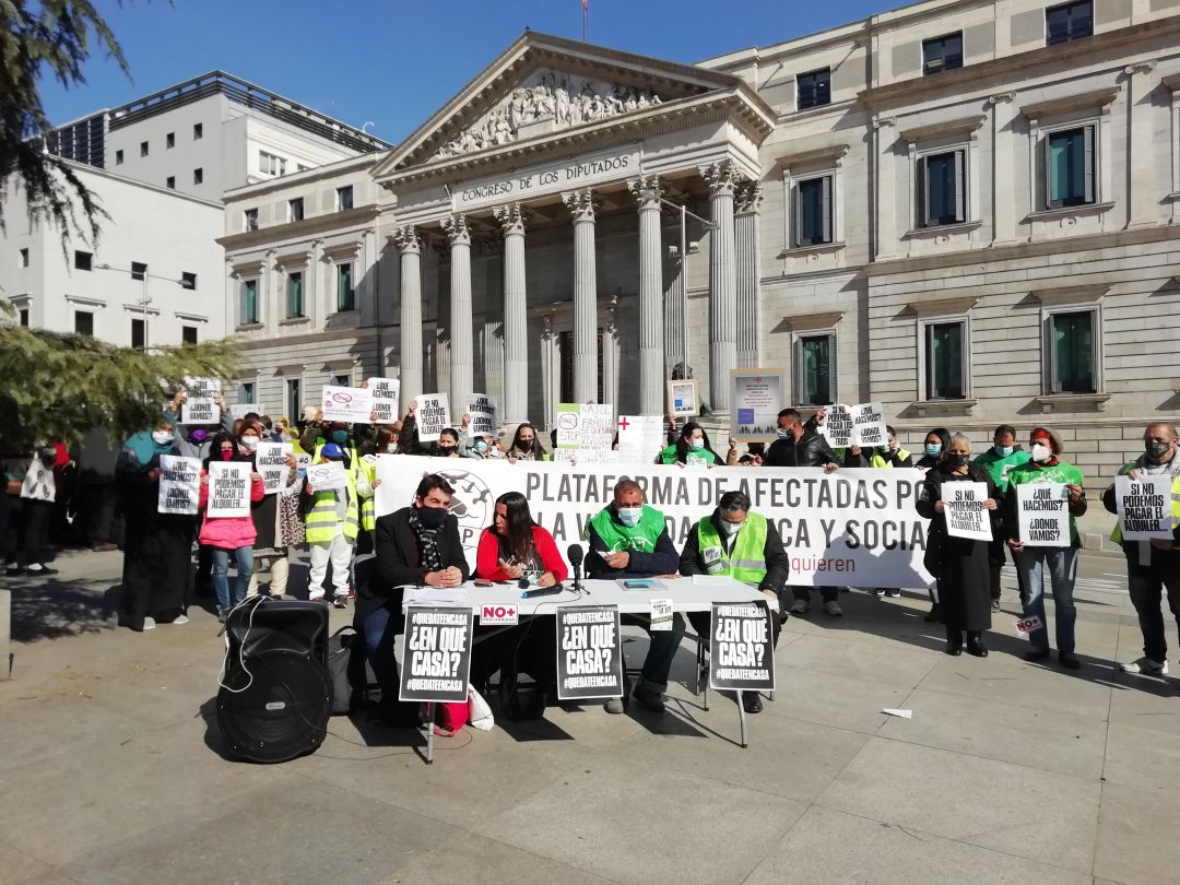 Rueda de prensa de la Plataforma de Afectados por la Hipoteca ante el Congreso tras el dictamen de la ONU que condena a España por violar el derecho a la vivienda de una familia de Vallecas. Rueda de prensa de la Plataforma de Afectados por la Hipoteca ante el Congreso tras el dictamen de la ONU que condena a España por violar el derecho a la vivienda de una familia de Vallecas.
