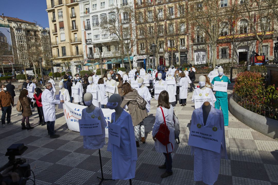 Imagen de este miércoles frente a la consejería de Hacienda durante la huelga indefinida de los médicos de Atención Primaria de Madrid Imagen de este miércoles frente a la consejería de Hacienda durante la huelga indefinida de los médicos de Atención Primaria de Madrid