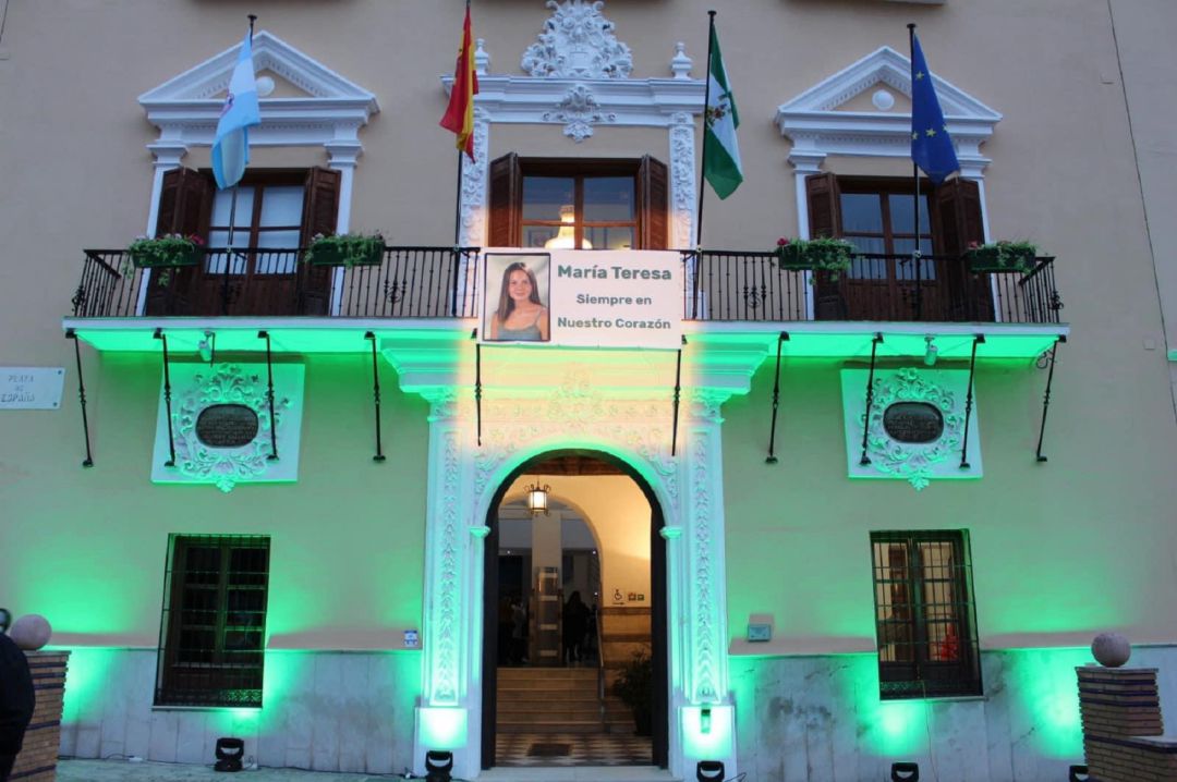 Imagen de la fachada del ayuntamiento de Motril tras el descubriento de la pancarta que recuerda la desaparición de Maria Teresa Fernández Imagen de la fachada del ayuntamiento de Motril tras el descubriento de la pancarta que recuerda la desaparición de Maria Teresa Fernández