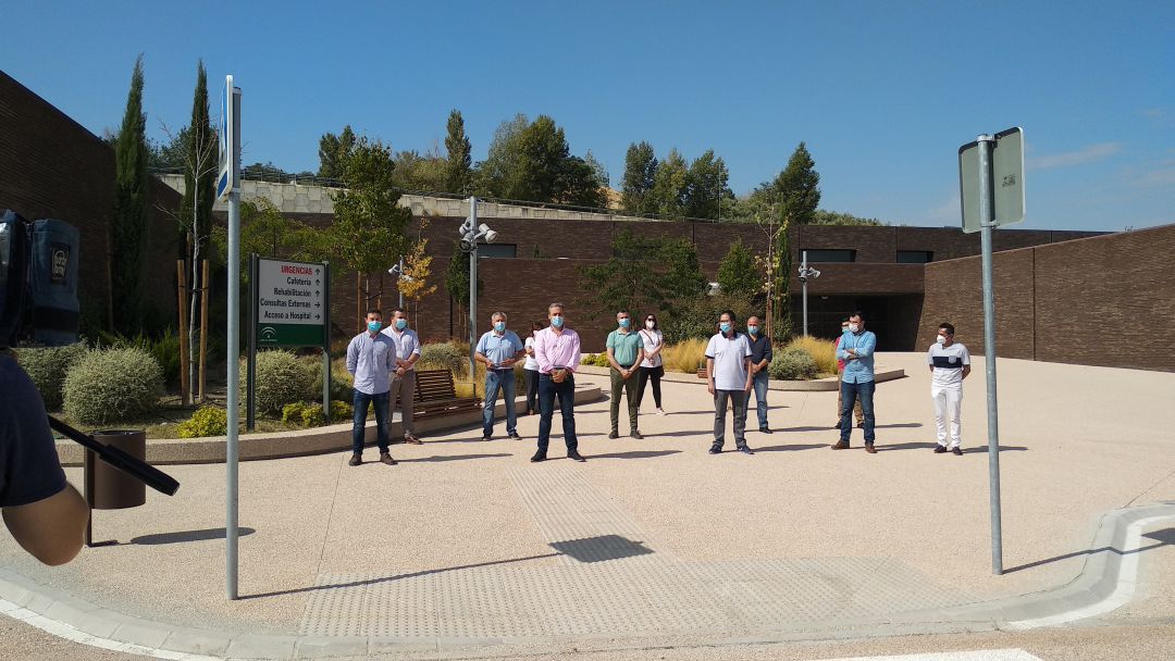 Concentración de alcaldes a las puertas del CHARE de Cazorla en 2020 Concentración de alcaldes a las puertas del CHARE de Cazorla en 2020