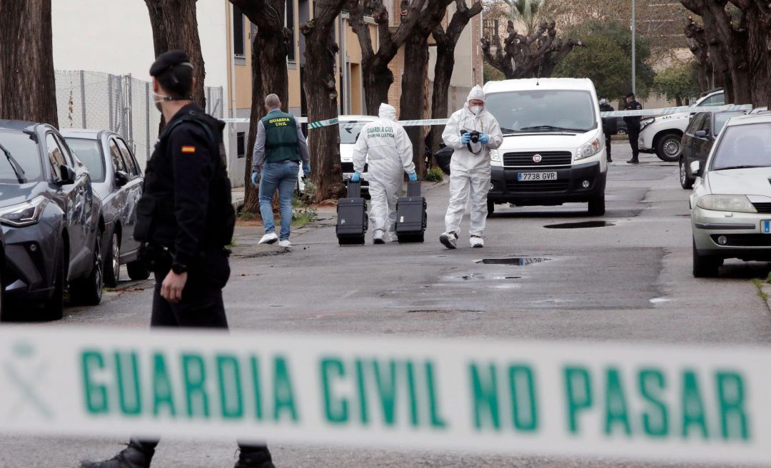 Agentes de la Guardia Civil trabajan en el lugar donde una mujer ha resultado herida de gravedad este lunes en la localidad valenciana de Massamagrell tras ser apuñalada por su ex compañero sentimental, que ha sido detenido, según han indicado a EFE fuentes de la investigación. Agentes de la Guardia Civil trabajan en el lugar donde una mujer ha resultado herida de gravedad este lunes en la localidad valenciana de Massamagrell tras ser apuñalada por su ex compañero sentimental, que ha sido detenido, según han indicado a EFE fuentes de la investigación.