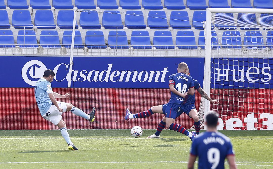 Nolito dispara hacia la portería del Huesca en el partido del Alcoraz Nolito dispara hacia la portería del Huesca en el partido del Alcoraz