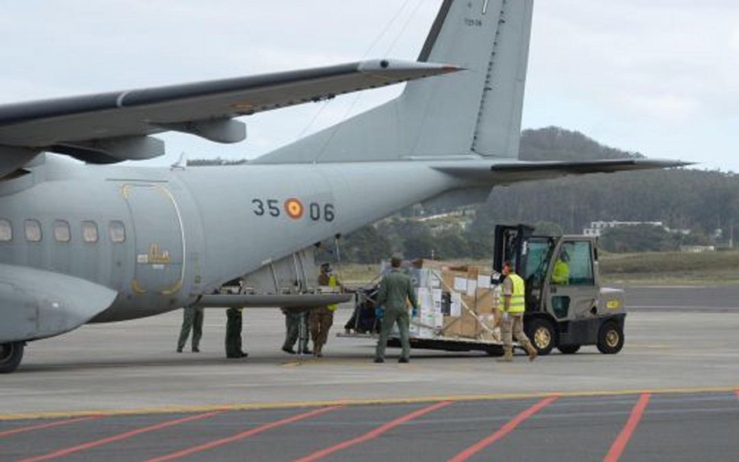 Avíon de transporte militar cargando en Gran Canaria. Avíon de transporte militar cargando en Gran Canaria.